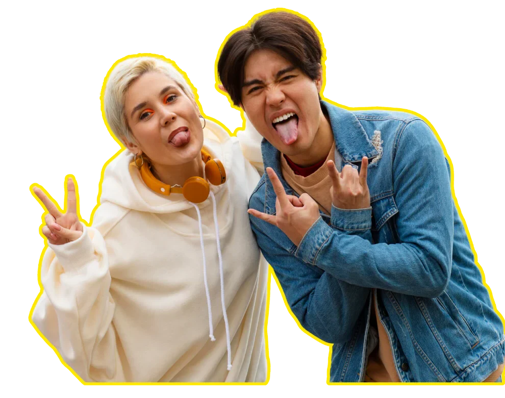 Dos creadores haciendo rock signs y sacando la lengua