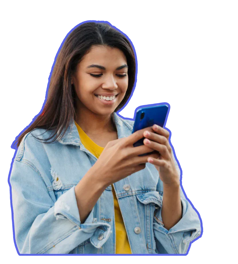 Mujer sonriendo con un móvil en la mano